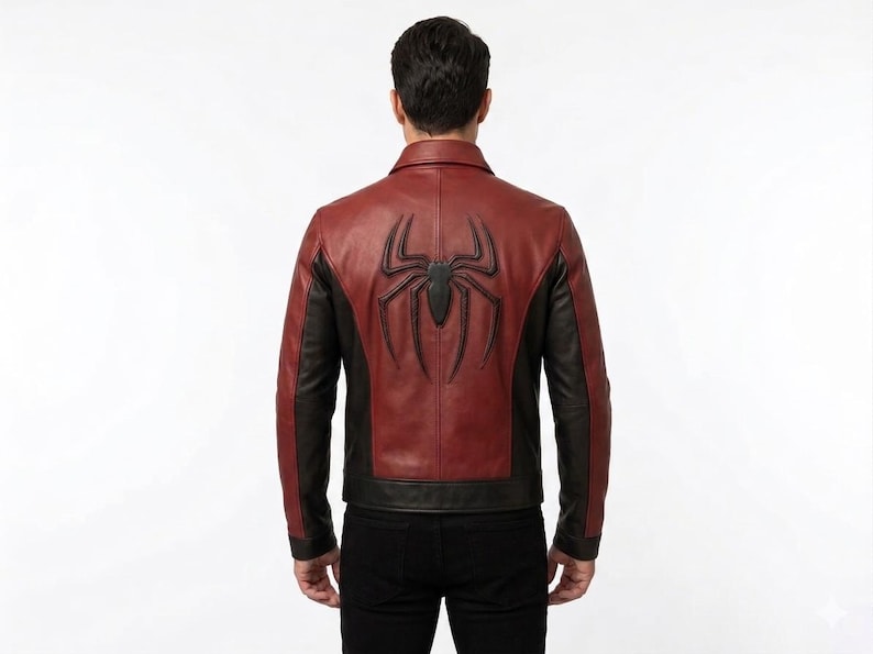 Puede incluir: Chaqueta de cuero roja y negra con un gran emblema de ara&ntilde;a negra en la espalda. La chaqueta tiene un cuello cl&aacute;sico y un corte entallado. Las mangas y los paneles laterales son negros, el cuerpo principal es rojo.