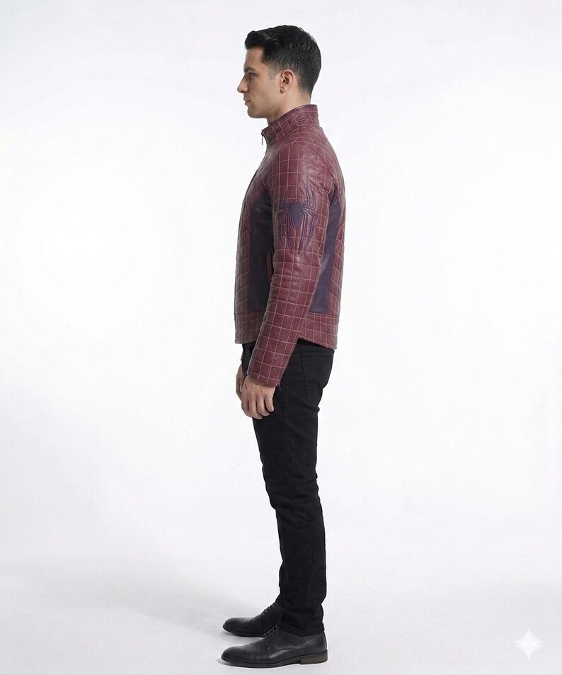 Peut inclure: Une veste en cuir bordeaux avec un motif &agrave; carreaux blancs, un col montant et un embl&egrave;me d'araign&eacute;e bleu fonc&eacute; sur la manche, port&eacute;e avec un pantalon noir et des chaussures en cuir noir. La veste a une coupe structur&eacute;e et une fermeture &eacute;clair.