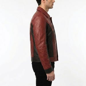 Puede incluir: Chaqueta de cuero roja y negra con cuello. La chaqueta tiene un dise&ntilde;o de dos tonos, con cuero rojo en la parte delantera y las mangas, y cuero negro en los laterales. La chaqueta se usa con pantalones negros.