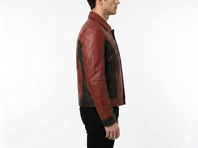 Puede incluir: Chaqueta de cuero roja y negra con cuello. La chaqueta tiene un dise&ntilde;o de dos tonos, con cuero rojo en la parte delantera y las mangas, y cuero negro en los laterales. La chaqueta se usa con pantalones negros.