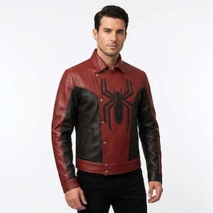 Puede incluir: Chaqueta de cuero roja y negra con un gran emblema de ara&ntilde;a negra en el pecho. La chaqueta tiene una botonadura y un dise&ntilde;o asim&eacute;trico. Las mangas son negras y el cuerpo es rojo.