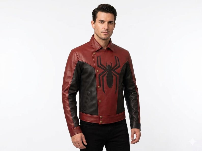 Puede incluir: Chaqueta de cuero roja y negra con un gran emblema de ara&ntilde;a negra en el pecho. La chaqueta tiene una botonadura y un dise&ntilde;o asim&eacute;trico. Las mangas son negras y el cuerpo es rojo.