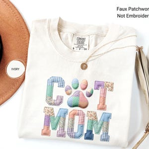Comfort Colors® フェイクパッチワーク キャットマムシャツ、花柄ギンガムチェック ペット好きTシャツ