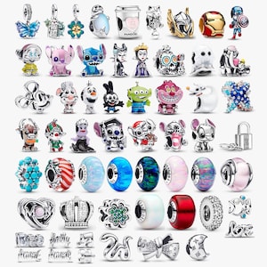 Puede incluir: Una colección de abalorios y cuentas de plata, con varios diseños. Los abalorios incluyen mariposas, personajes y símbolos. Las cuentas son de varios colores y patrones. Una selección diversa para pulseras y collares.