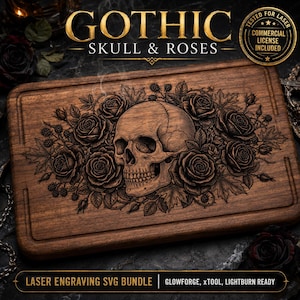 Puede incluir: Una tabla de cortar rectangular de madera con un diseño grabado a láser de un cráneo humano rodeado de rosas, hojas y bayas. El texto GOTHIC SKULL & ROSES y LASER ENGRAVING SVG BUNDLE GLOWFORGE, XTOOL, LIGHTBURN READY es visible.