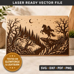 Puede incluir: Una placa rectangular de madera con una escena grabada con láser de un jinete sin cabeza sobre un caballo en un acantilado. El diseño incluye una luna creciente, estrellas, un bosque de pinos y árboles nudosos. Texto: LASER READY VECTOR FILE.
