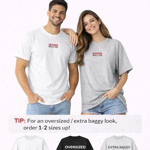 Peut inclure: Deux personnes portant des t-shirts blancs et gris avec le texte "ARIRANG WORLD TOUR" en rouge. L'image montre &eacute;galement des exemples de coupes r&eacute;guli&egrave;res, surdimensionn&eacute;es et extra amples. Le texte "UNISEX FIT" est en haut.