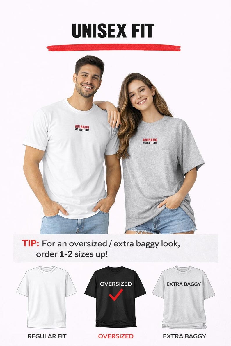 Peut inclure: Deux personnes portant des t-shirts blancs et gris avec le texte "ARIRANG WORLD TOUR" en rouge. L'image montre &eacute;galement des exemples de coupes r&eacute;guli&egrave;res, surdimensionn&eacute;es et extra amples. Le texte "UNISEX FIT" est en haut.