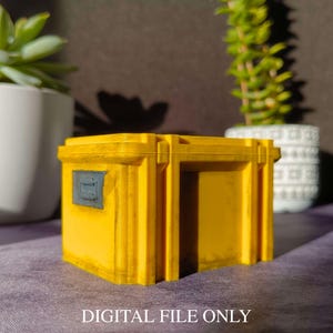 Könnte beinhalten: Eine gelbe rechteckige Box mit einem kleinen grauen Fenster und einer Tür. Die Box steht auf einer lila Oberfläche. Der Text "DIGITAL FILE ONLY" ist unten im Bild aufgedruckt.