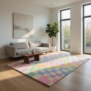 Könnte beinhalten: Ein großer, rechteckiger Teppich mit einem pastellfarbenen Schachbrettmuster in Rosa, Blau, Gelb und Lila. Der Teppich befindet sich in einem Wohnzimmer mit einem grauen Sofa, einem Couchtisch aus Holz und einer Topfpflanze.