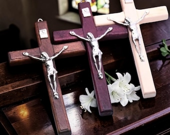 1 pieza de estatua de Cristo con cruz de madera hecha a mano, colgante religioso con mano en oración