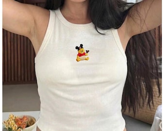Canotta a coste con ricamo di Winnie the Pooh, ideale per le vacanze al parco a tema, crop top a collo alto, maglietta con orsetto che fa uno spuntino, grazioso top estivo senza maniche