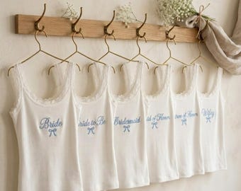 Geborduurde tanktop bruid to be, aangepaste kantversiering vrijgezellenhemd, coquette bruidsmeisje geribbelde crop top, bijpassend shirt bruidsfeest