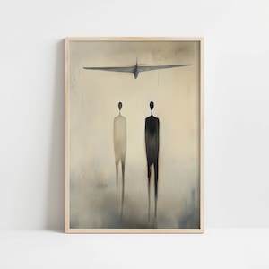 Könnte beinhalten: Abstrakter Kunstdruck mit zwei Schattenfiguren unter einem dunkelgrauen Flugzeug. Das Kunstwerk ist in einem hellen Holzrahmen gerahmt, mit einer gedämpften Farbpalette aus Beige, Grau und Schwarz. Die Figuren wirken länglich und minimalistisch.