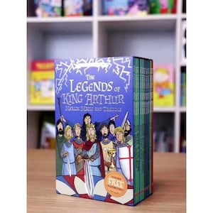 Puede incluir: Un juego de libros en caja titulado "The Legends of King Arthur: Merlin, Magic and Dragons". La caja es azul con ilustraciones del Rey Arturo y sus caballeros. El juego incluye audiolibros gratuitos.