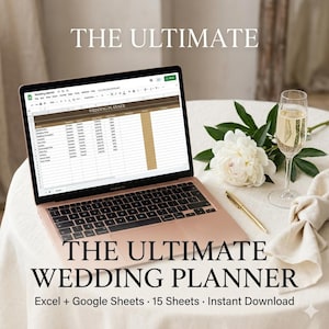 Peut inclure: Un ordinateur portable or rose affichant une feuille de calcul de planificateur de mariage. Le texte THE ULTIMATE WEDDING PLANNER est visible au-dessus et en dessous. Une pivoine blanche, un stylo doré et une coupe de champagne sur une nappe.