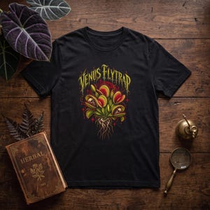 ゴシック調ハエトリソウTシャツ、ボタニカルホラー植物好きのためのTシャツ（ユニセックス）