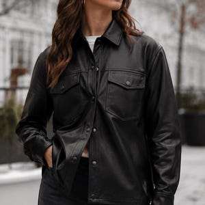Giacca-camicia da donna in vera pelle nera / Shacket in pelle oversize / Cappotto in pelle con bottoni / Capospalla di lusso minimalista