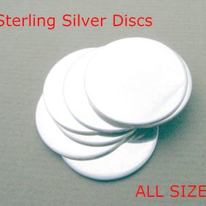 Discos en bruto de plata de ley al mejor precio para estampar. Discos para joyería metálica. Calibres: 26, 24, 22, 20 y 18. Medidas: 3/8, 1/2, 5/8, 3/4, 7/8, 1 pulgada (mm).