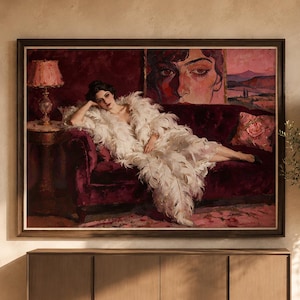 Peut inclure: Une peinture à l'huile encadrée représentant une personne allongée sur un canapé en velours bordeaux, vêtue d'une longue robe à plumes blanches. Une lampe est posée sur une table, avec un portrait et un paysage accrochés au mur derrière.