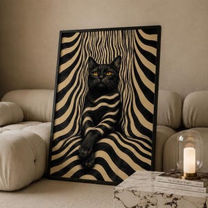 Peut inclure: Une impression d'art murale rectangulaire encadrée représentant un chat noir aux yeux jaune vif centré sur un fond de rayures verticales ondulées noires et beiges. Le chat est représenté avec les pattes avant croisées, se fondant dans le motif.