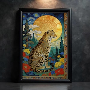Peut inclure: Impression d'art encadrée représentant un léopard dans un paysage floral avec une grande lune dorée. L'œuvre d'art présente un design détaillé et coloré avec un ciel étoilé et un cadre noir.