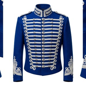 Puede incluir: Chaqueta azul real de estilo militar con cuello alto y bordados blancos intrincados. La chaqueta presenta filas de botones plateados y adornos blancos decorativos. Una prenda formal.