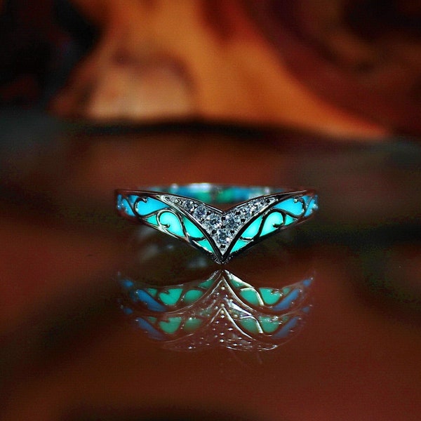 Celtic V Ring Glow in the Dark / Small Zirconia Ring / Sterling Silver 925 Ring / Chevron Ring /