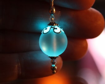 Aura Quartz Pendant Glow in the Dark / Opalite White Rainbow /