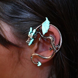 Puño de oreja de dragón que brilla en la oscuridad / Puño de oreja gótico / Dragón plateado /