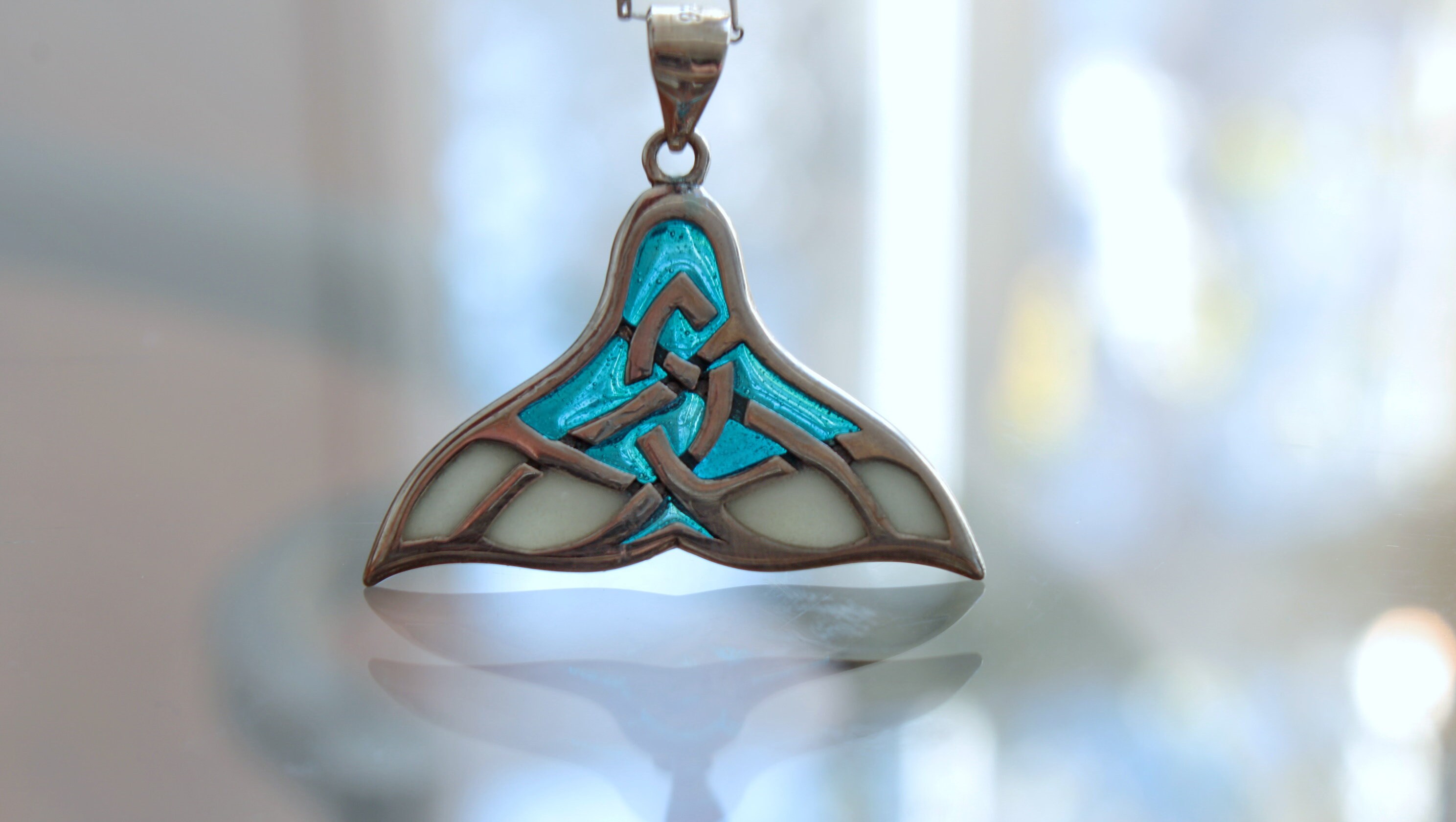 Collana con ciondolo delfino Vtg, collana con sfera di vetro blu, collana tono argento, collana con ciondolo delfino, palla dell'armonia, ciondolo simbolico, n.517 - Italia