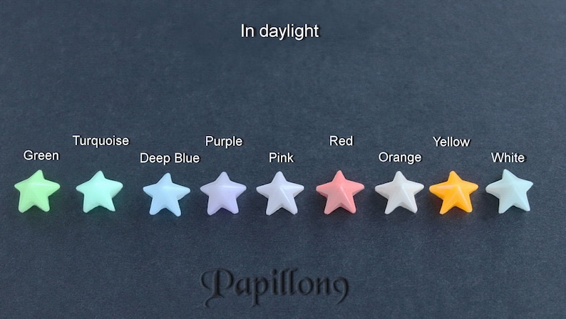 Peut inclure: Dix perles en forme d'&eacute;toile 3D qui brillent dans le noir, de diff&eacute;rentes couleurs&nbsp;: vert, turquoise, bleu fonc&eacute;, violet, rose, rouge, orange, jaune et blanc. En plein jour.