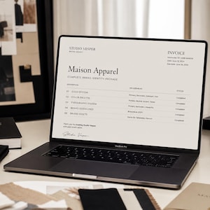 Op de afbeelding: Een laptopscherm met een Studio Vesper-factuur voor Maison Apparel. Het document bevat een compleet merkidentiteitspakket met deliverables zoals een logosysteem, kleurenpalet, typografiesysteem, merkrichtlijnen en merkactiva.