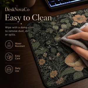 Puede incluir: Alfombrilla de escritorio con estampado floral negro y verde con el texto "Easy to Clean". La alfombrilla se limpia con un pa&ntilde;o gris. La alfombrilla es resistente al agua y f&aacute;cil de cuidar. La alfombrilla est&aacute; dise&ntilde;ada para el uso diario.