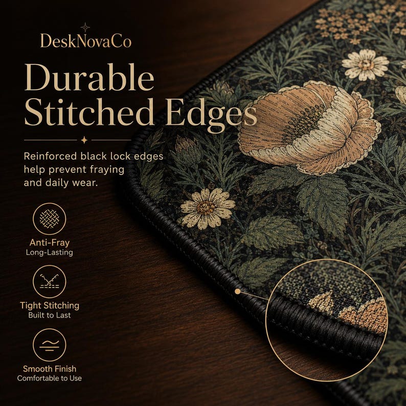 Puede incluir: Primer plano de una alfombrilla de escritorio con estampado floral y bordes cosidos duraderos. La alfombrilla presenta un fondo oscuro con dise&ntilde;os florales beige y verdes. El texto "Durable Stitched Edges" es visible, junto con otro texto descriptivo.