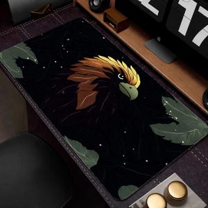 Schreibtischunterlage mit majestätischem Adlermotiv, Mauspad „Dunkler Wald“, Tastaturunterlage mit großem Vogelmotiv, rutschfeste Gaming-Schreibtischunterlage, Mauspad als Geschenk fürs Büro mit Naturmotiv