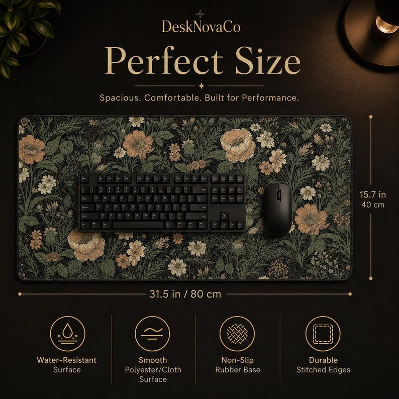 Puede incluir: Alfombrilla de escritorio con estampado floral, teclado y rat&oacute;n negros. La alfombrilla mide 80 cm de largo y 40 cm de ancho. Tiene una superficie resistente al agua, una superficie lisa de poli&eacute;ster/tela, una base de goma antideslizante y bordes cosidos duraderos. El texto dice "Perfect Size".