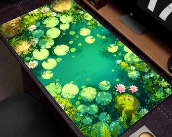 Puede incluir: Una alfombrilla de ratón rectangular con una serena escena de estanque. El diseño incluye nenúfares, agua y plantas acuáticas en tonos verdes, con acentos de flores blancas y rosas. La alfombrilla está diseñada para un escritorio.