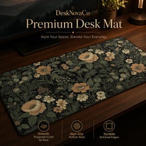 Puede incluir: Alfombrilla de escritorio rectangular con un estampado floral, con grandes flores de color beige y blanco sobre un fondo verde oscuro. La alfombrilla muestra el texto "DeskNovaCo Premium Desk Mat" y "Style Your Space. Elevate Your Everyday." Tiene una superficie de poli&eacute;ster lisa, una base de goma antideslizante y bordes cosidos duraderos.