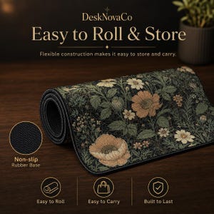 Puede incluir: Alfombrilla de escritorio enrollada con un dise&ntilde;o floral en tonos verdes, beige y marr&oacute;n. La alfombrilla tiene el texto "Easy to Roll & Store" y "Non-slip Rubber Base". El dise&ntilde;o incluye flores y follaje.
