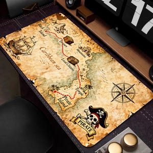 Könnte beinhalten: Rechteckige Schreibtischunterlage mit einem Vintage-Piratenkarten-Design. Die Karte enthält Illustrationen eines Schiffes, von Schatztruhen und einer Windrose. Die Wörter "Caribbean Sea", "Pirate Island" und "Pirate" sind sichtbar.