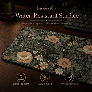 Puede incluir: Una alfombrilla de escritorio resistente al agua con un dise&ntilde;o floral con flores beige y verdes sobre un fondo negro. La alfombrilla tiene el texto "Water-Resistant Surface" e iconos que indican repelencia a l&iacute;quidos, f&aacute;cil limpieza y protecci&oacute;n de la superficie.