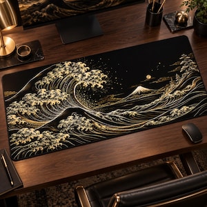 Könnte beinhalten: Eine rechteckige Schreibtischunterlage mit schwarzem Hintergrund und einer goldfarbenen Illustration einer großen, brechenden Welle, dem Berg Fuji und einer entfernten Pagode. Das Design zeigt feine Linien und einen Vollmond am Nachthimmel.