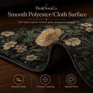 Puede incluir: Alfombrilla de rat&oacute;n con estampado floral negro y verde con el texto "DeskNovaCo Smooth Polyester/Cloth Surface". La alfombrilla tiene una parte superior de tela suave para un deslizamiento suave y un control preciso. Tiene un deslizamiento suave, un seguimiento preciso y una impresi&oacute;n vibrante.