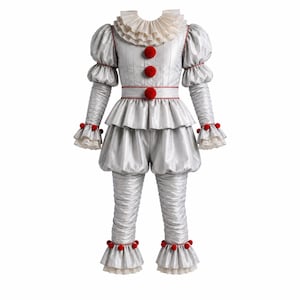 Op de afbeelding: Een zilverkleurig clownskostuum met een hoge rucheskraag, pofmouwen en een getailleerde taille. Het kledingstuk is voorzien van drie rode pompons aan de voorzijde, rode accenten en ruches aan de mouwen en broekspijpen met bijpassende rode pompons.
