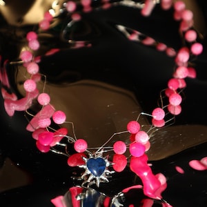 Rosa agathalsband med lapis lazuli-hjärthänge, kalcedon och flytande silverpläterad tråd, handgjorda statementsmycken