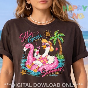 Puede incluir: Camiseta marrón oscuro con un diseño veraniego caprichoso. El gráfico incluye un ganso con gafas de sol y sombrero, relajándose en un flotador de flamenco rosa. El texto dice "Silly Goose Summer". También se representa una palmera y el sol.