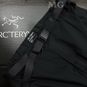 Puede incluir: Pantalones deportivos negros con cintur&oacute;n negro ajustable y hebilla. Los pantalones tienen un peque&ntilde;o bolsillo con cremallera y la marca "Arc'teryx" es visible. Los pantalones est&aacute;n hechos de un material ligero.