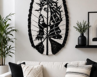 Arazzo da parete in lana a forma di foglia, decorazione tessile da parete nera e crema, arredamento botanico boho, decorazione moderna per la casa fatta a mano, tappeto da parete di grande impatto.