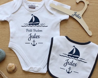 Coffret Naissance Personnalisé – Petit Breton / Petite Bretonne – Body + Bavoir + Cintre – Cadeau Naissance Bretagne – Prénom Bébé